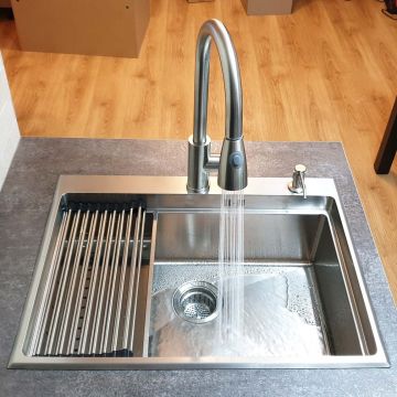 Chiuveta bucatarie inox cu dozator detergent, tavita scurgere inox, gratar rulabil inox, tocator lemn + accesorii montaj, cod: 6009