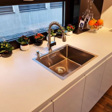 Chiuveta bucatarie inox + Bonus: tocator Versus din ABS reversibil in scurgator vase + accesorii montaj, 550x450x200 mm Chiuveta bucatarie inox + Bonus: tocator Versus din ABS reversibil in scurgator vase + accesorii montaj, 550x450x200 mm